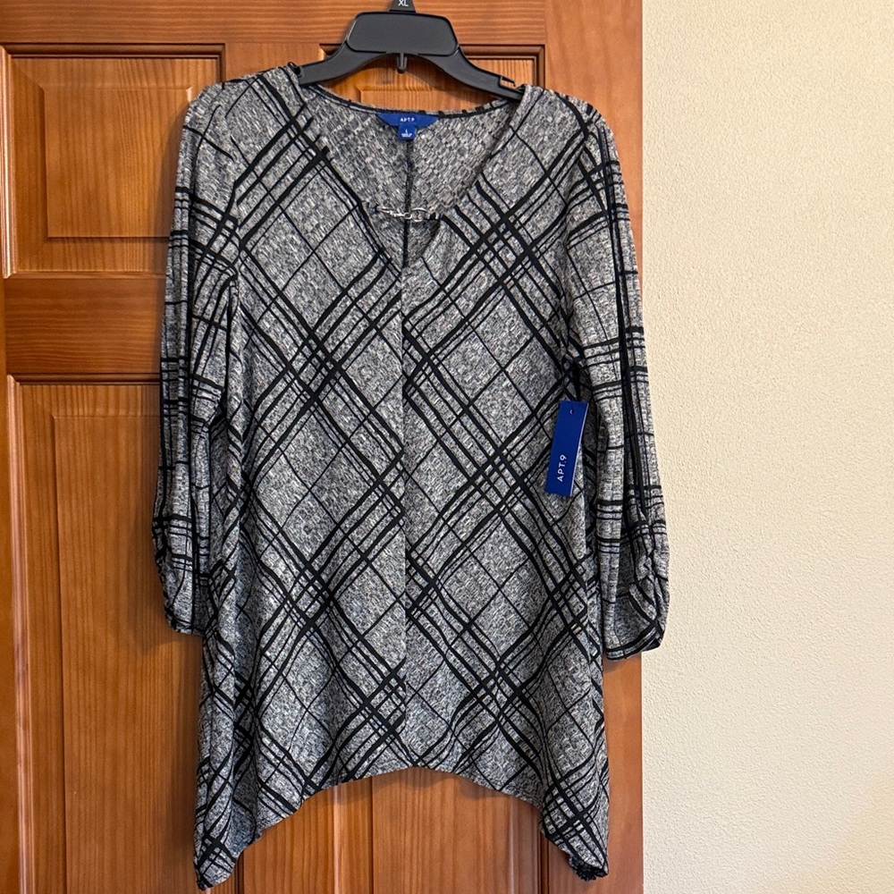 Women’s brand new size large top.